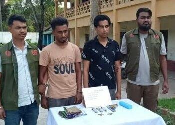 কুমিল্লায় বিদেশি পিস্তল, ম্যাগাজিন ও গুলিসহ : মাদক নিরাময় কেন্দ্রের চেয়ারম্যান ও কর্মচারী গ্রেপ্তার