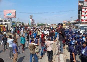 কুমিল্লায় মহাসড়ক অবরোধ করে শ্রমিকদের বিক্ষোভ