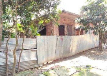 কুমিল্লা সদরের দুর্গাপুরে প্রবাসীর নির্মানাধীন বাড়ি দখল ও লুটপাট
