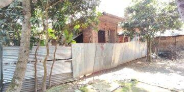 কুমিল্লা সদরের দুর্গাপুরে প্রবাসীর নির্মানাধীন বাড়ি দখল ও লুটপাট