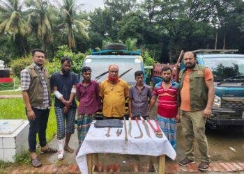 কুমিল্লায় ডিবি পুলিশের অভিযানে আন্তঃজেলা ডাকাত চক্রের ৫ সদস্য গ্রেপ্তার, অস্ত্র ও পিকআপ উদ্ধার