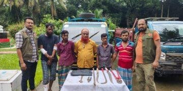 কুমিল্লায় ডিবি পুলিশের অভিযানে আন্তঃজেলা ডাকাত চক্রের ৫ সদস্য গ্রেপ্তার, অস্ত্র ও পিকআপ উদ্ধার